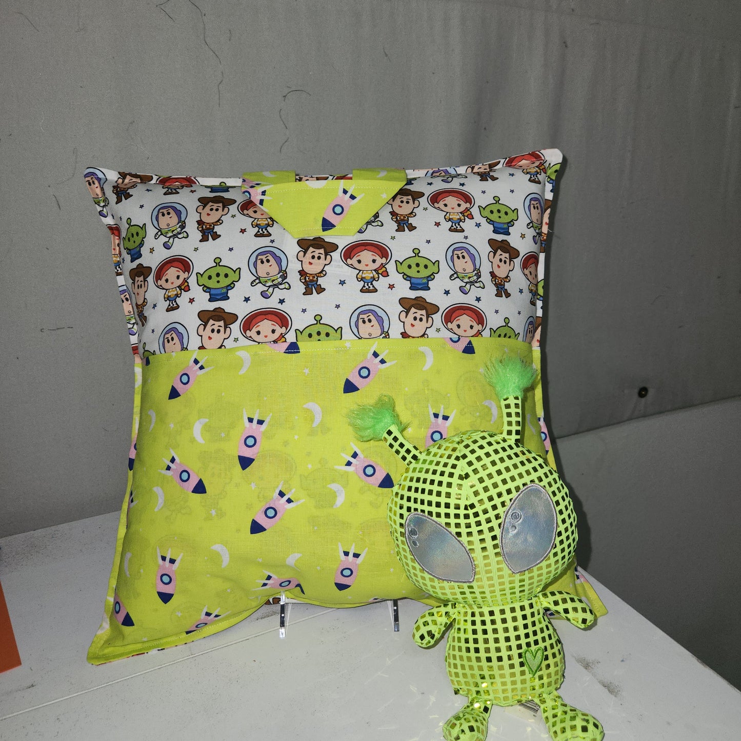 Reading pillows 18in